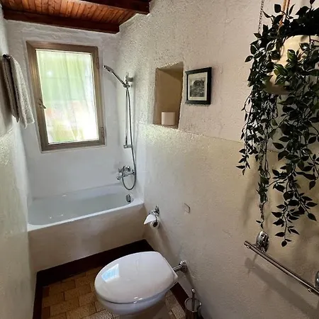 Appartement Escape To Tranquility In Tiny Woodland House Moano